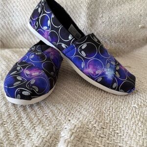 NWT Toms Women's Cosmic Black and Purple Alien Flats